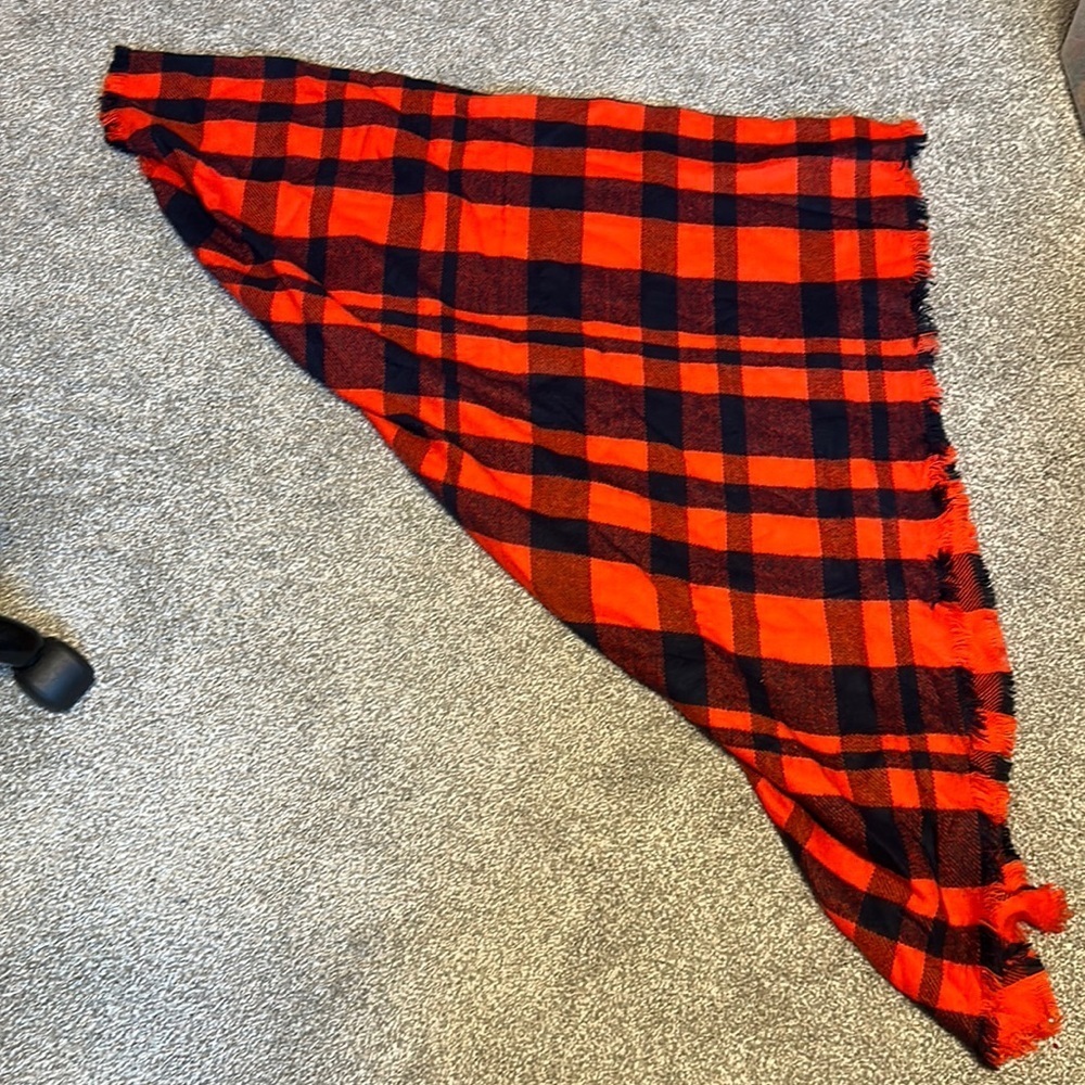 NWT Buckle Cozy Plaid Blanket Scarf